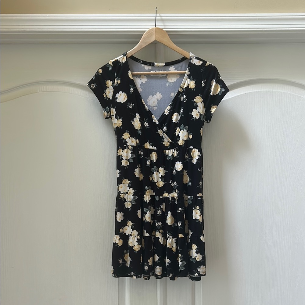 Hollister Black and Cream Mini Dress V-Neck Short Sleeve